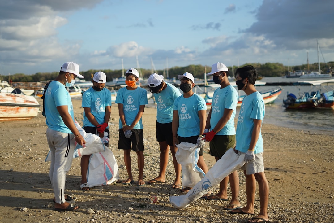 Photo Volunteer picking up trash