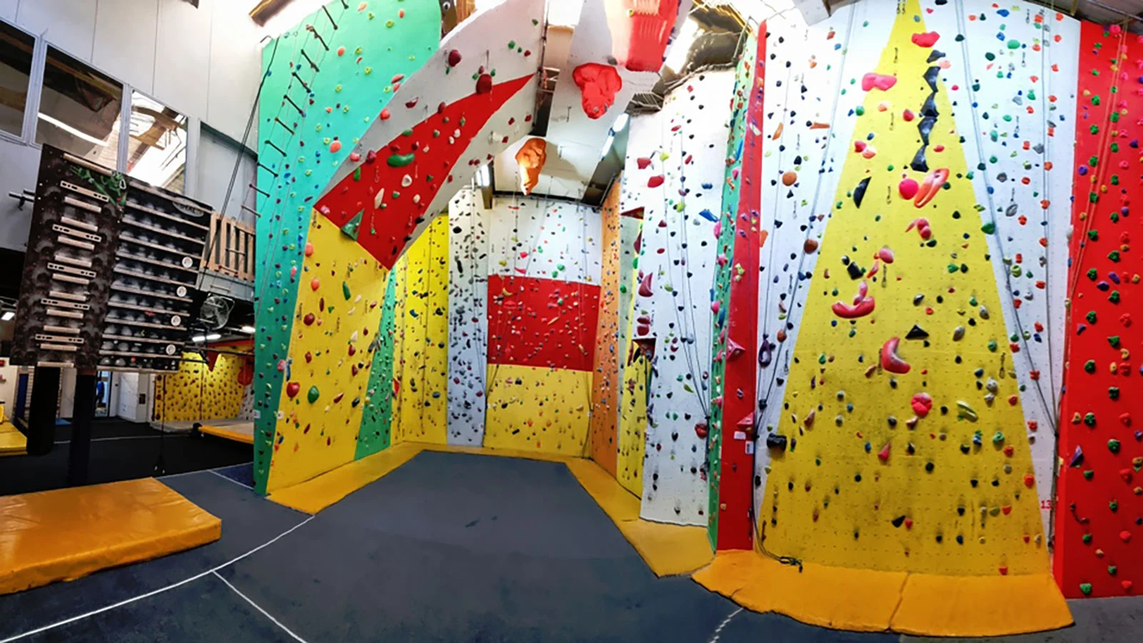 Bouldering în București: O provocare pentru toți pasionații de escaladă