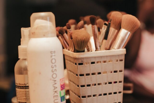 Ce înseamnă AHA, BHA și PHA: ghid pentru acizii din produsele cosmetice